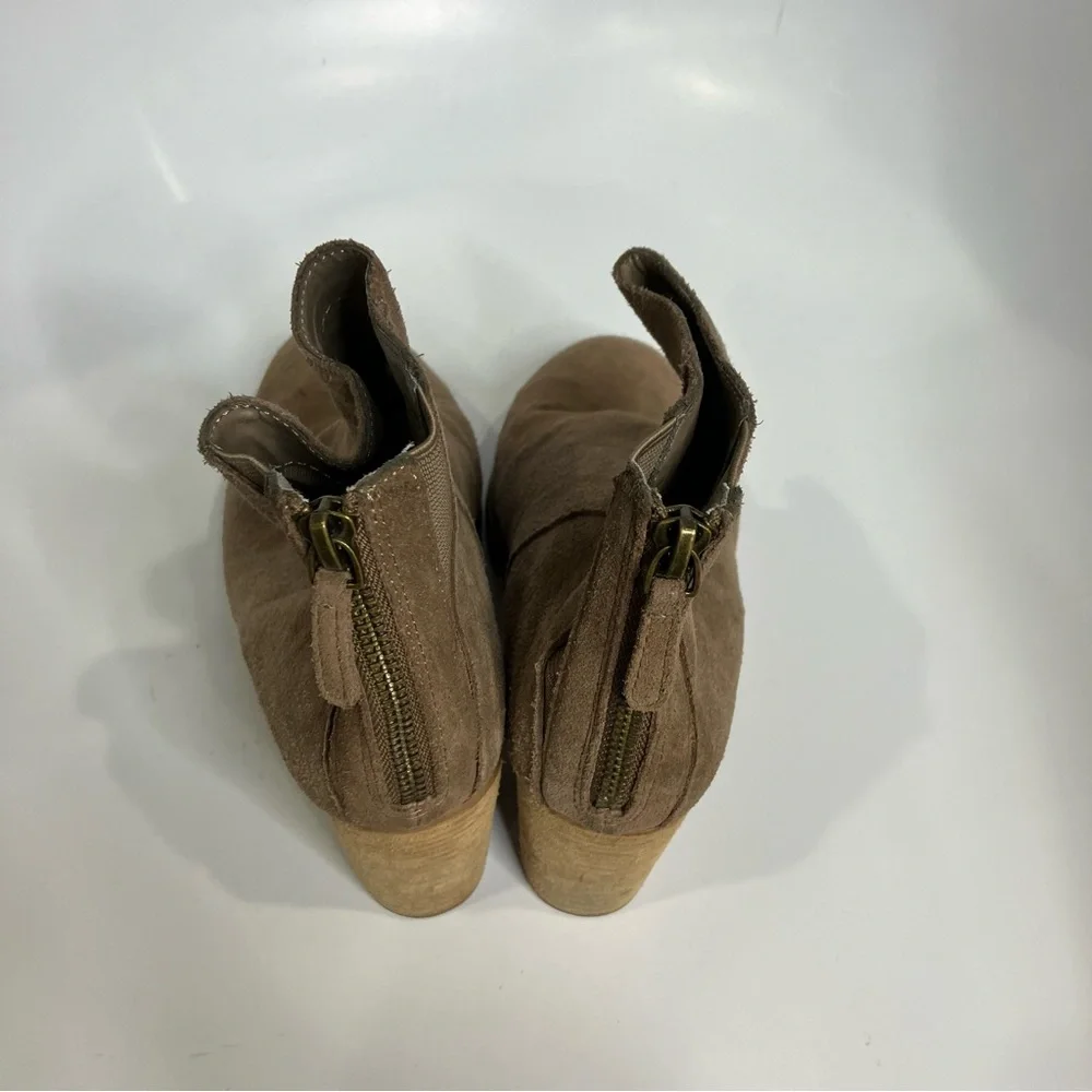 Urban outfitters tan suede ankle boots women’s size 9 business casual minimalist